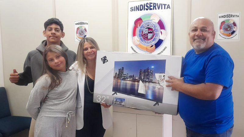 Servidores contemplados no Sorteio Premiado do Sindiservita retiram seus prêmios na sede